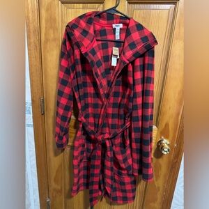 NWT VS Pink Buffalo plaid bathrobe
Red and Black size m/l